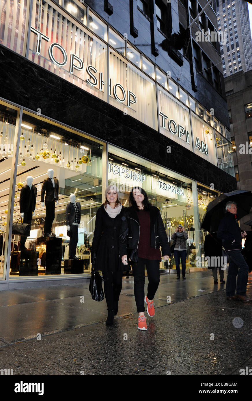 Manhattan New York USA Novembre 2014 - Deux jeunes femmes à l'extérieur de l'ouverture d'un Topshop et Topman store dans la Cinquième Avenue Banque D'Images
