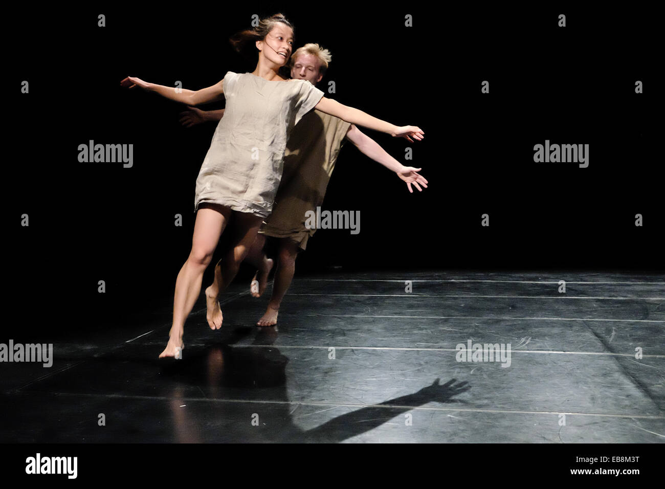 Jérusalem. 27 novembre, 2014. Chorégraphe et danseuse japonaise MARIKO KAKIZAKI (femelle) et danseur israélien TAMIR ETING (mâle) effectuer 'Golemcouple ' dans une répétition pour une chorégraphie de la concurrence dans le cadre de la Semaine internationale de la danse de Jérusalem. Credit : Alon Nir/Alamy Live News Banque D'Images