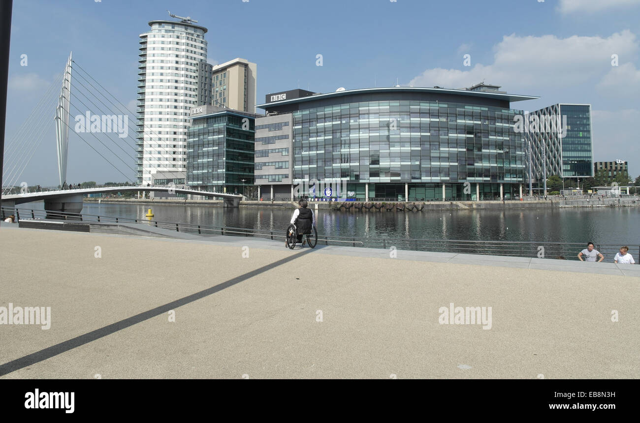 Ciel bleu de quai à l'Imperial War Museum North à Manchester Ship Canal vers BBC Media City, Salford Quays, UK Banque D'Images