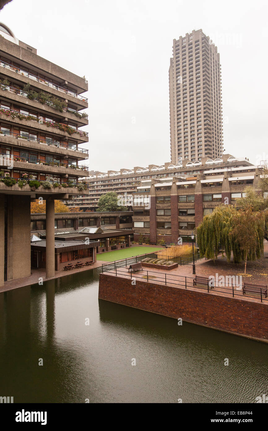 St Giles Cripplegate Church, Barbican Centre, Londres, Angleterre, Royaume-Uni. Banque D'Images