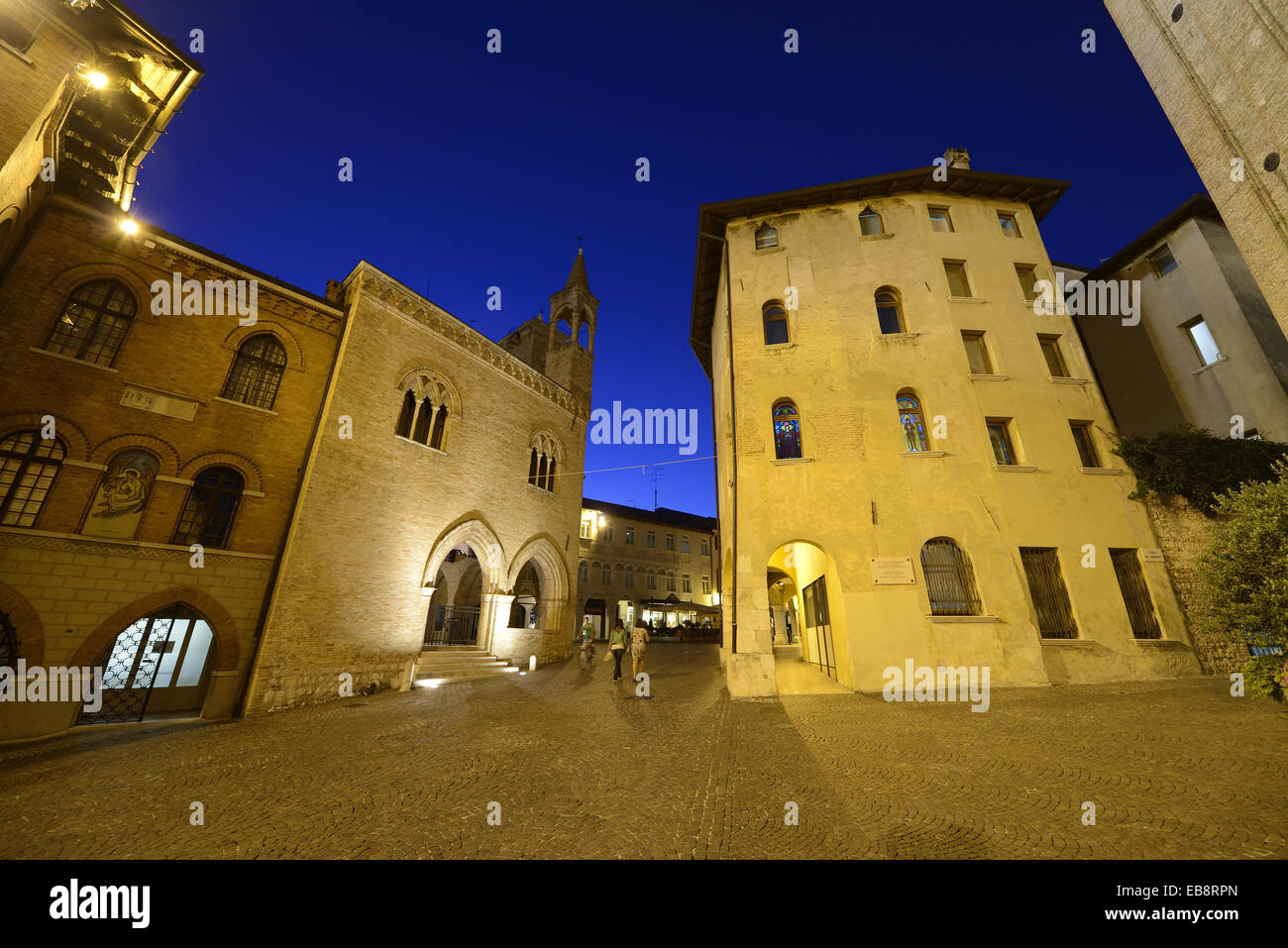 Pordenone dans la nuit, Friuli Venezia Giulia, Italie, Europe Banque D'Images