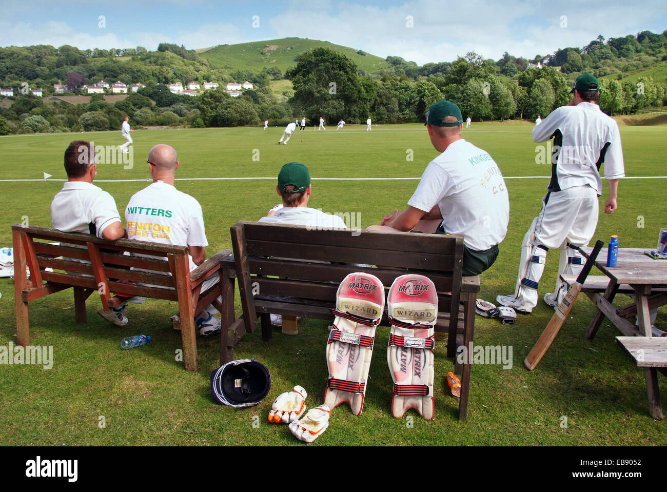 Chagford Cricket Club Fenniton,Devonshire, jouant sur leur terrain pittoresque sur le bord de Dartmoor Banque D'Images
