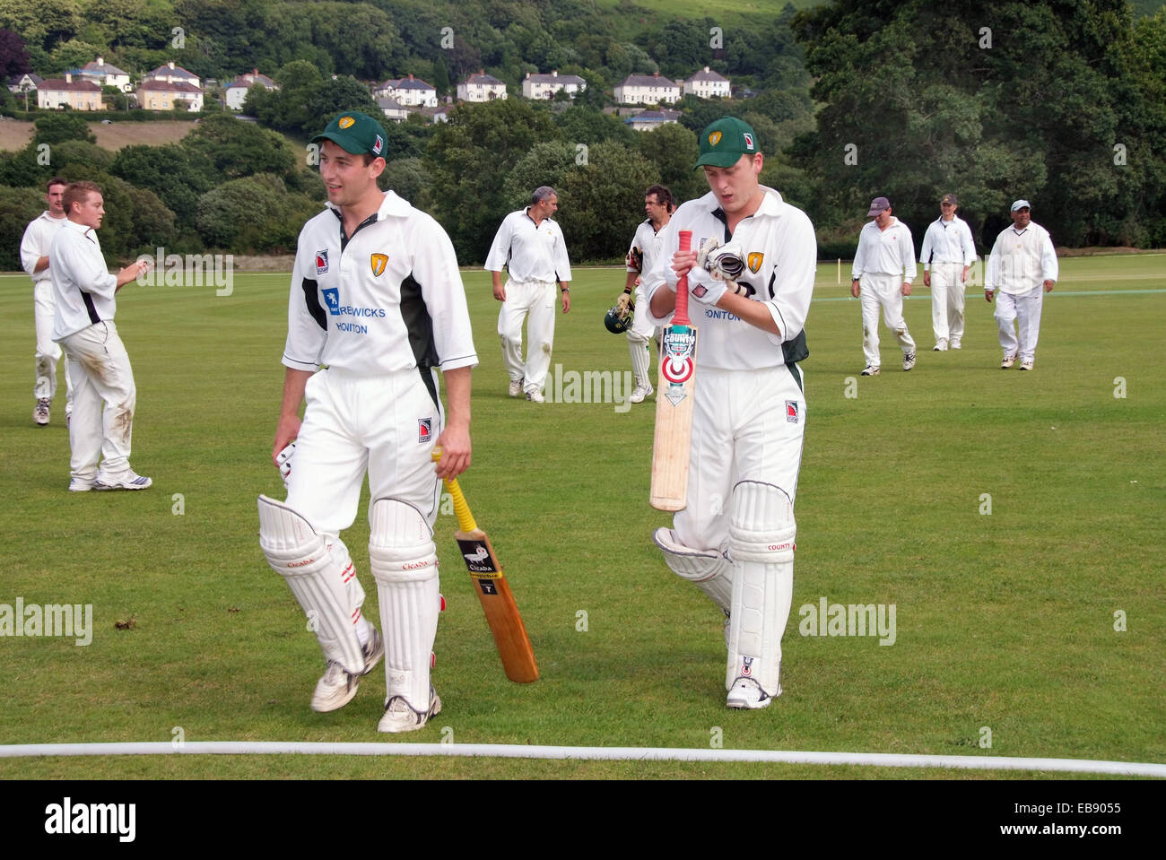 Chagford Cricket Club Fenniton,Devonshire, jouant sur leur terrain pittoresque sur le bord de Dartmoor Banque D'Images