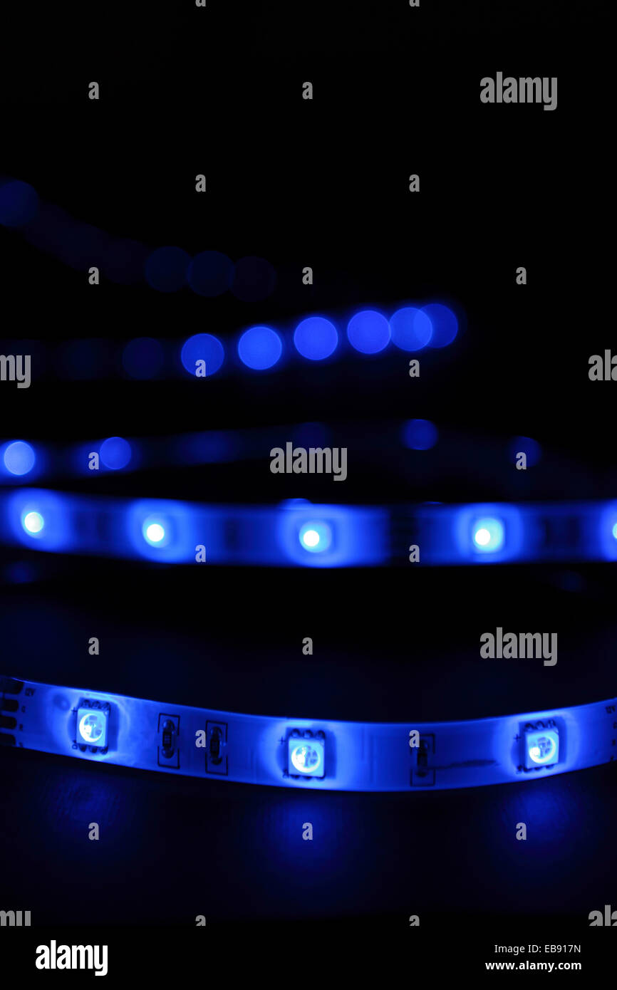 Led bleu fond noir rayures Banque D'Images