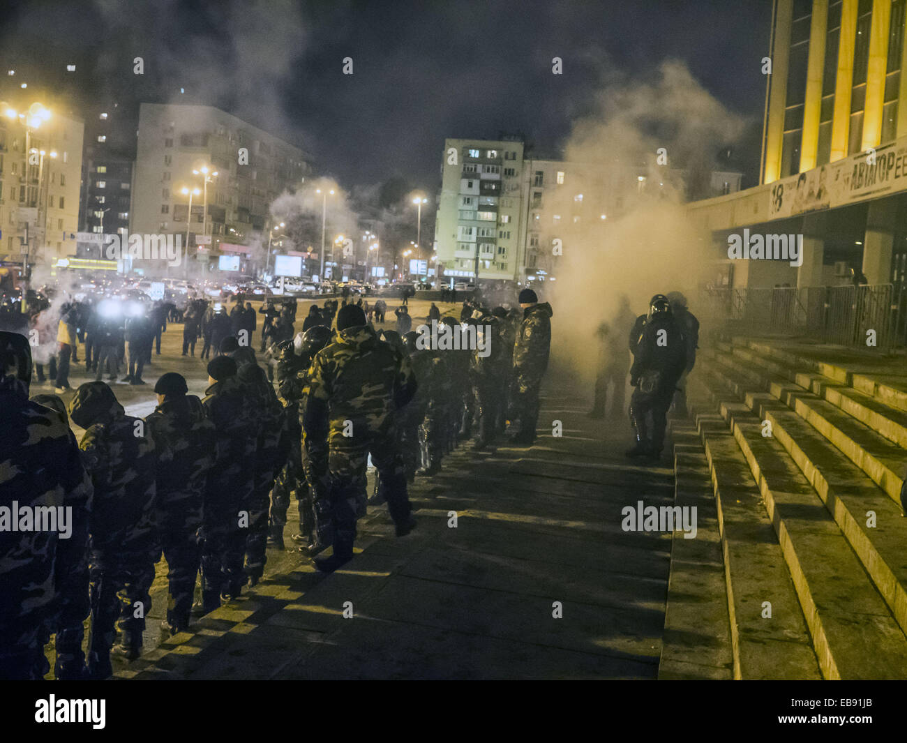 Le deuxième concert de Ani Lorak à Kiev accompagnée par des explosions de pétards, feux d'artifice et des bombes de fumée.sous des slogans patriotiques ultras de football ont commencé à jeter des pierres et des pétards, des organismes d'application de la police, à son tour, jusqu'à récemment, a tenu le périmètre. Cependant, lorsque des activistes ont commencé à battre les membres du MUP, la police est allée à l'offensive. Les fans de football ont été rapidement dissipés. 27 Nov, 2014. © Igor Golovniov/ZUMA/Alamy Fil Live News Banque D'Images