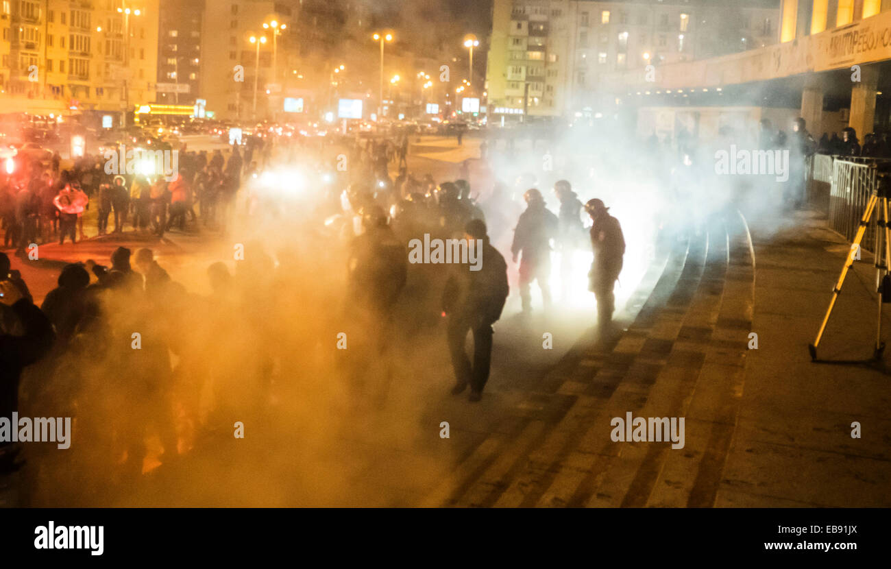 Kiev, Ukraine. 27 novembre, 2014. Le deuxième concert de Ani Lorak à Kiev accompagnée par des explosions de pétards, feux d'artifice et des bombes de fumée. Sous les slogans patriotiques ultras de football ont commencé à jeter des pierres et des pétards, des organismes d'application de la police, à son tour, jusqu'à récemment, a tenu le périmètre. Cependant, lorsque des activistes ont commencé à battre les membres du MUP, la police est allée à l'offensive. Les fans de football ont été rapidement dissipés. Crédit : Igor Golovnov/Alamy Live News Banque D'Images