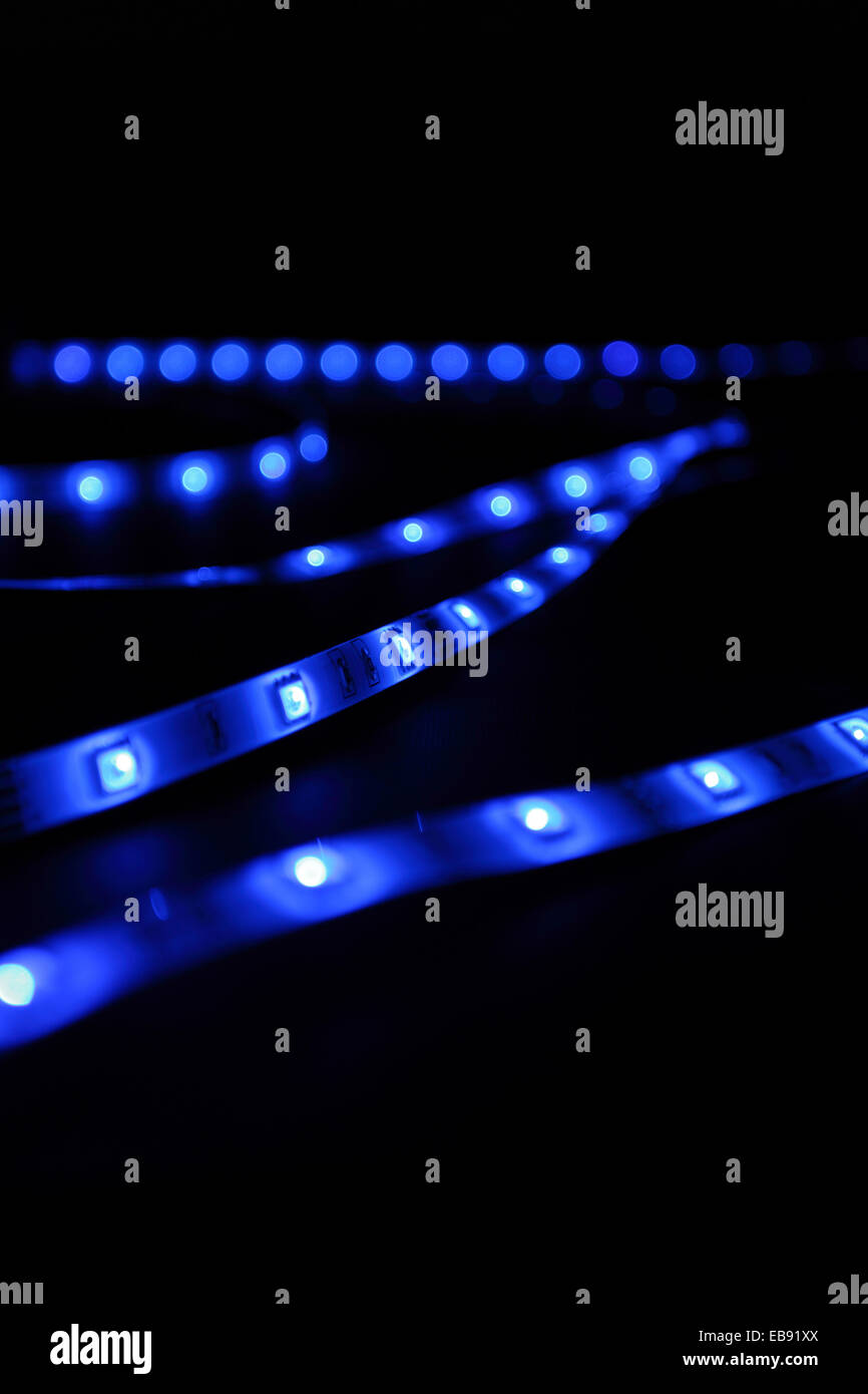 Led bleu fond noir rayures Banque D'Images
