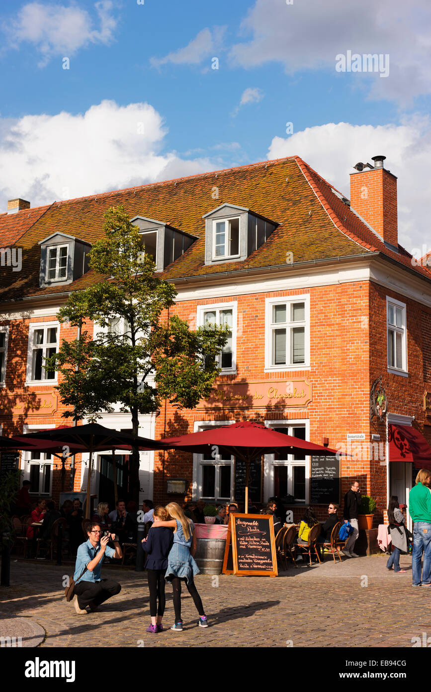 Les touristes de prendre des photos de l'autre dans le quartier hollandais de Potsdam pendant la saison touristique d'été. Banque D'Images