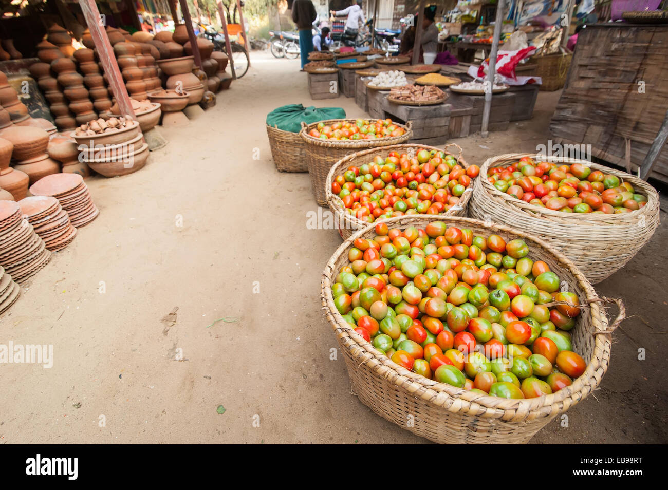 Venu les tomates biologiques en vente au marché asiatique en plein air. Bagan, Myanmar. Destinations de voyage en Birmanie Banque D'Images