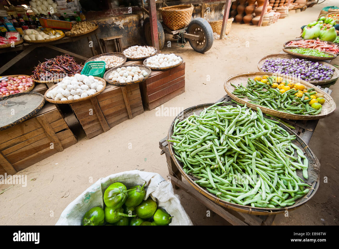 Les fruits et légumes traditionnels locaux à vendre à l'extérieur du marché asiatique. Bagan, Myanmar. Destinations de voyage en Birmanie Banque D'Images