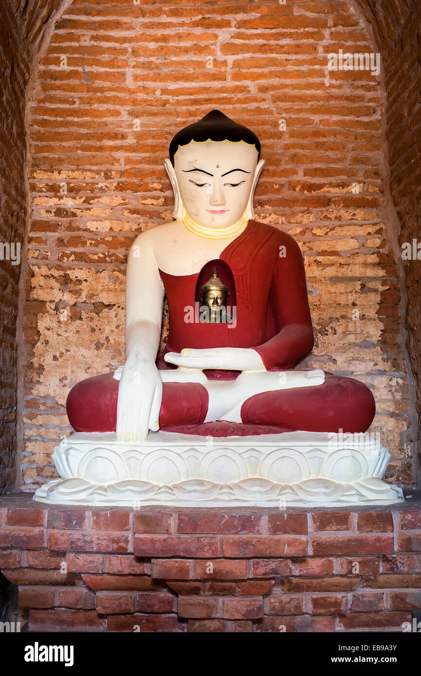 Statue de Bouddha à l'intérieur de la Pagode Seinnyet Ama ruines. L'architecture ancienne de vieux temples bouddhistes à Bagan Royaume, Myanmar (Birmanie) Banque D'Images