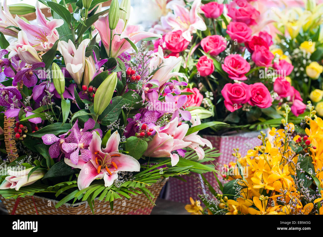 De beaux bouquets de fleurs différentes au street shop Banque D'Images
