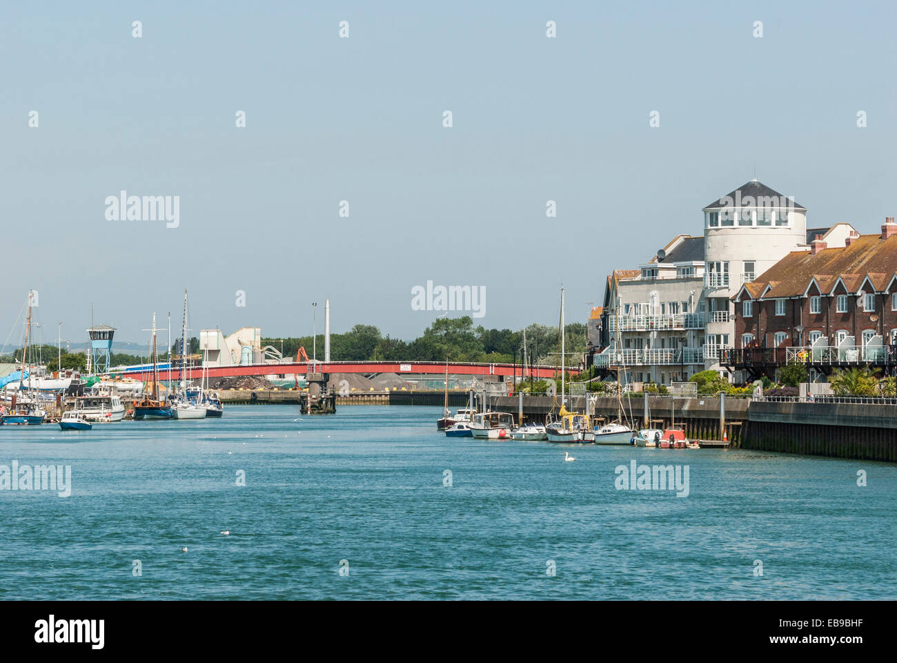 À au nord le long de la rive est de la rivière Arun à Littlehampton West Sussex sur la côte sud de l'Angleterre. Banque D'Images