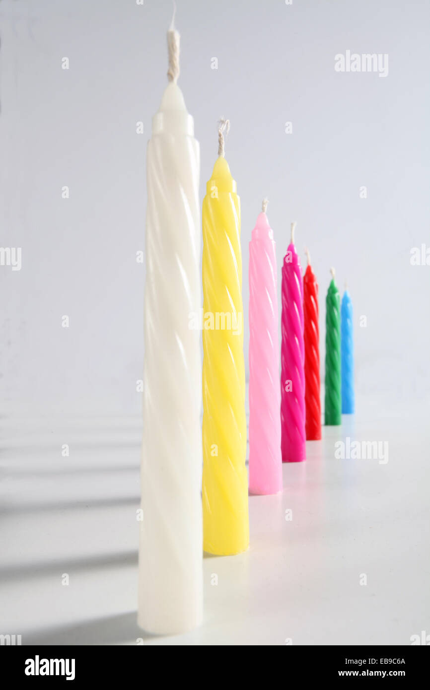 Sept bougies couleur anniversaire sur fond blanc Banque D'Images