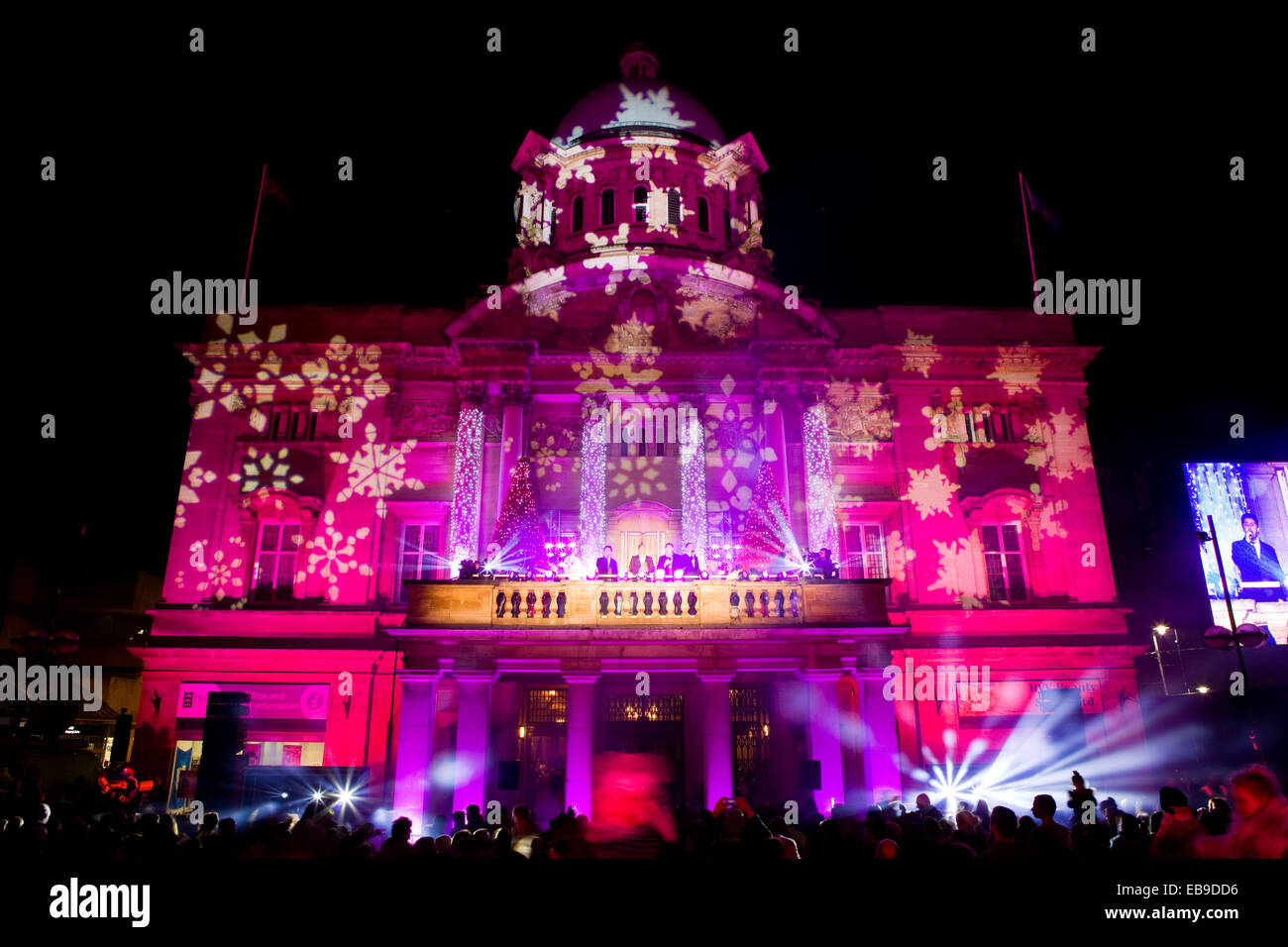 Hull, Royaume-Uni. 27 Nov, 2014. Les lumières de Noël à l'interrupteur sur l'événement à l'hôtel de ville de la reine Victoria Square, Hull, East Yorkshire, UK. 27 novembre 2014. Credit : LEE BEEL/Alamy Live News Banque D'Images