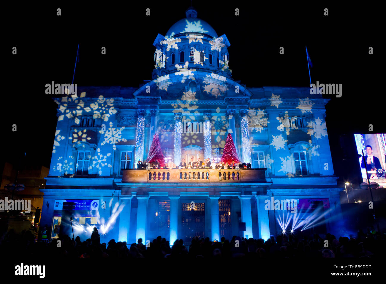 Hull, Royaume-Uni. 27 Nov, 2014. Les lumières de Noël à l'interrupteur sur l'événement à l'hôtel de ville de la reine Victoria Square, Hull, East Yorkshire, UK. 27 novembre 2014. Credit : LEE BEEL/Alamy Live News Banque D'Images