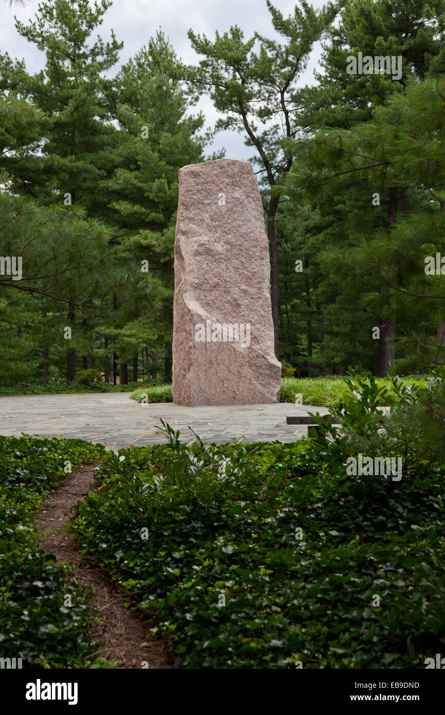 Un monument de granit rose à la Lyndon Baines Johnson Memorial Grove sur le Potomac à Washington DC Banque D'Images