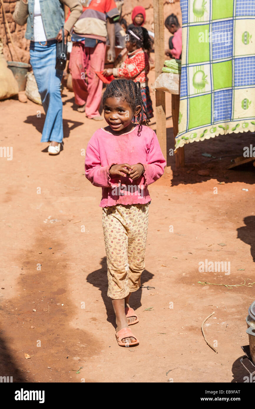 Jeune fille africaine indigène de tresses, marcher dans une rue non goudronnée à Antananarivo, ou Tana, capitale de Madagascar Banque D'Images