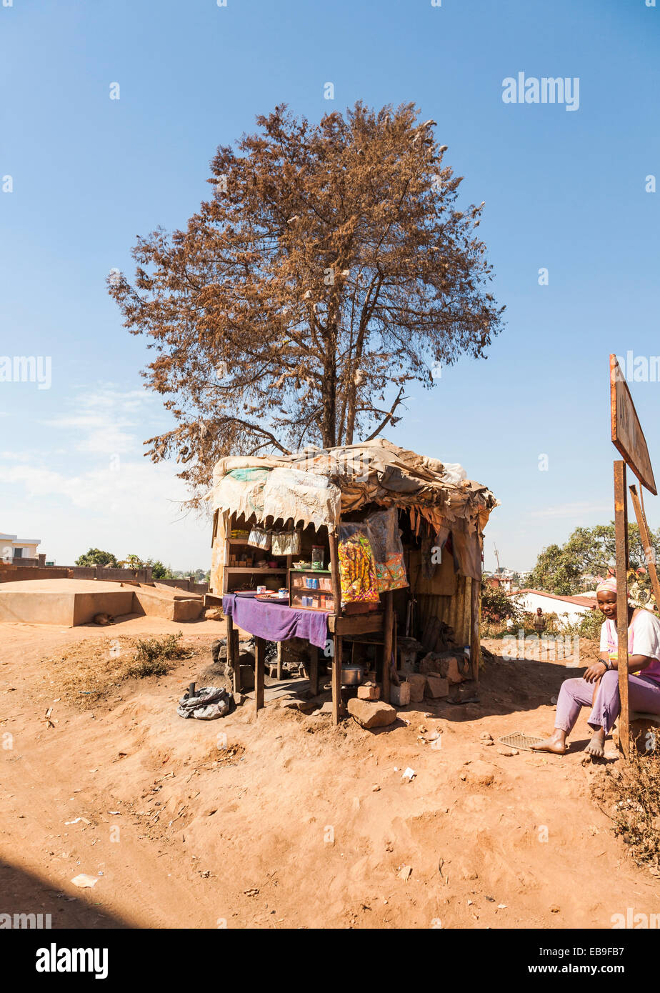Blocage des routes en bois à Antananarivo, ou Tana, capitale de Madagascar, de collations et de cigarettes Banque D'Images