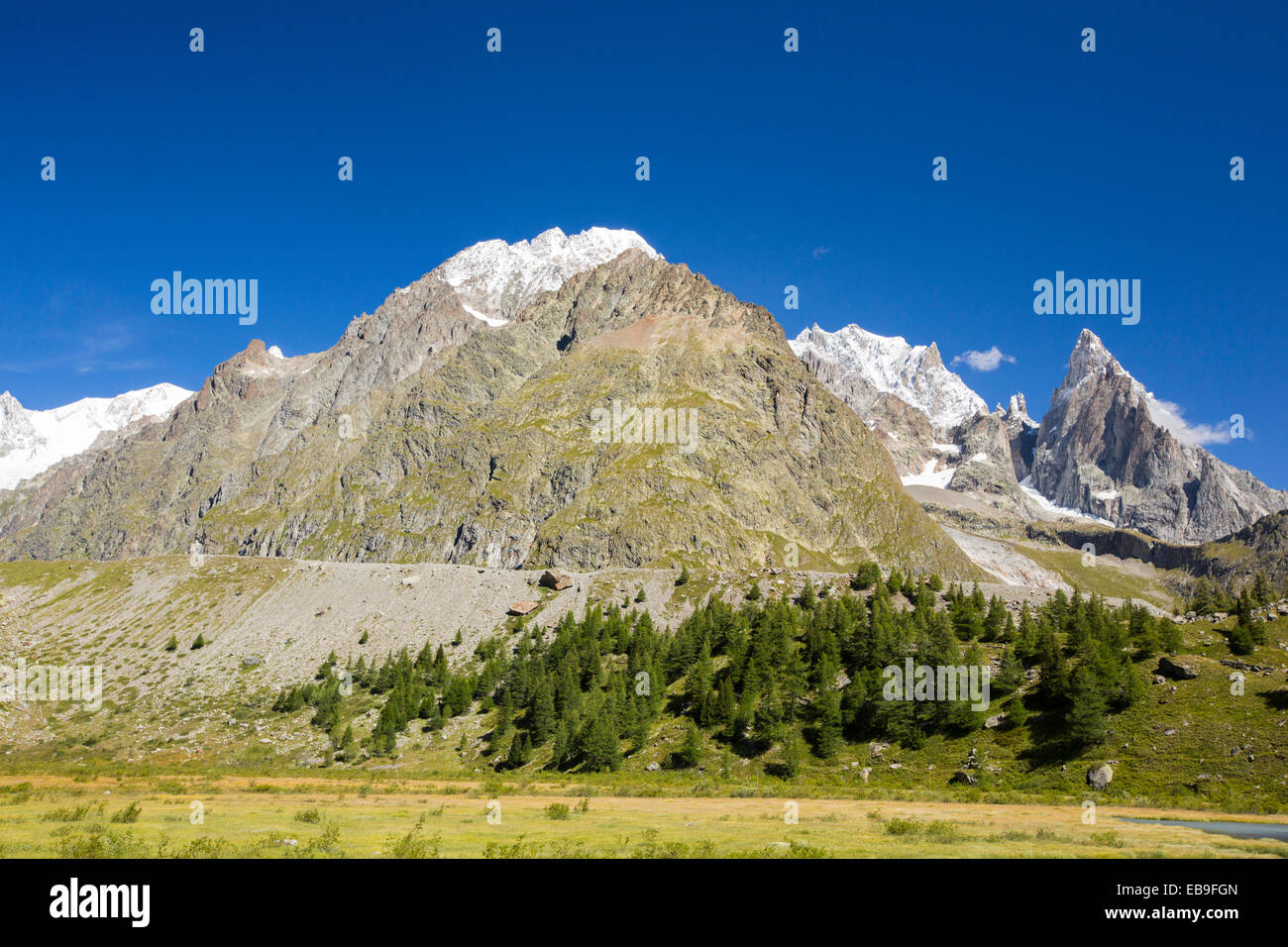 Moraine latérale sur le côté de la Glacier de Miage en retraite rapidement ci-dessous le Mont Blanc, en Italie. Banque D'Images