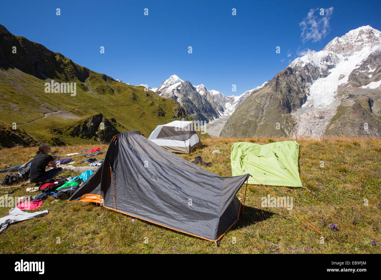 Les randonneurs sur le Tour du Mont Blanc reste humide et sec vitesse à  leur camping au cours d'une ascension hors de la Vallon de la Lex Blanche  en Italie, sous le