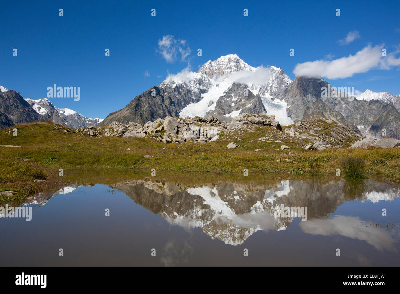 En regardant vers le Mont Blanc du haut Val Veny, Italie. Banque D'Images