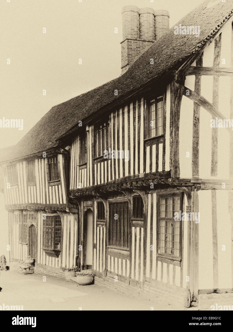 English half-timbered maisons Tudor noir et blanc de Lavenham Suffolk, Angleterre, photo sépia Antique. Banque D'Images