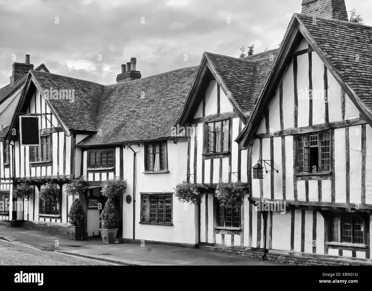 Ancien château médiéval English Inn, ou pub, half-timbered maisons Tudor noir et blanc à partir de Banque D'Images