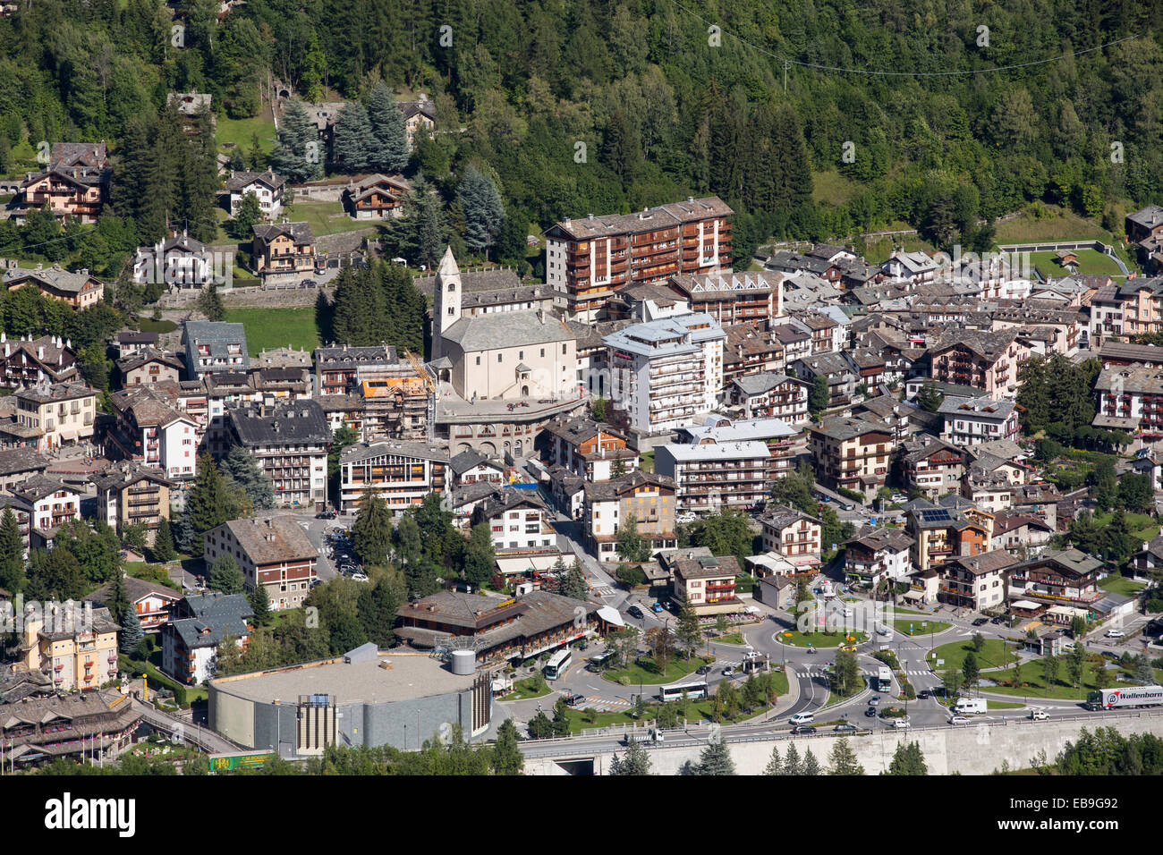 Regarder sur Courmayeur dans les Alpes italiennes sous le Mont Blanc. Banque D'Images