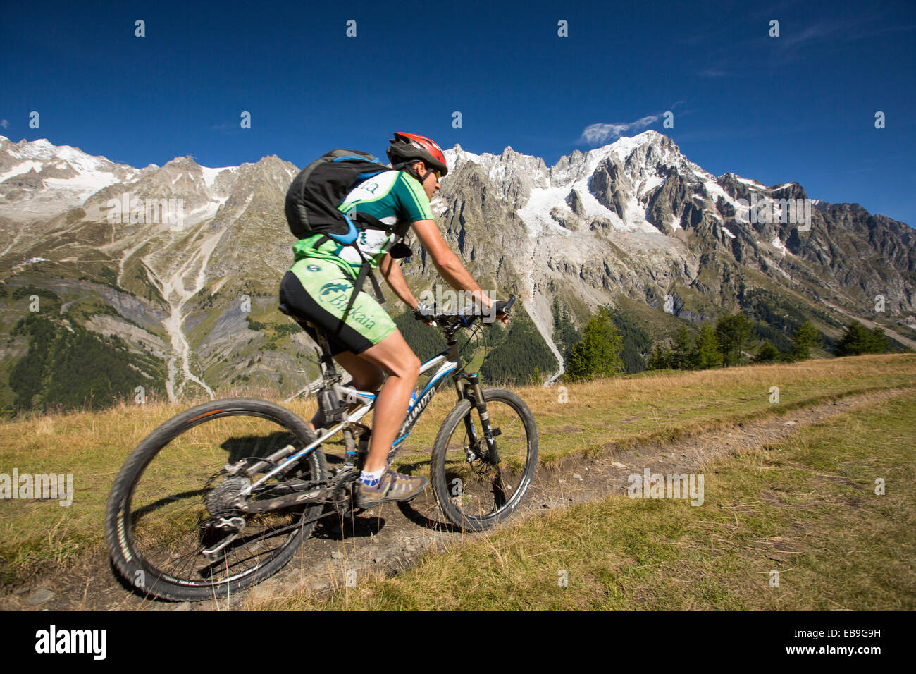 Les cyclistes de montagne sur le Mont de la Saxe au-dessus de Courmayeur en Italie, à l'ensemble de la Dent du Géant Banque D'Images
