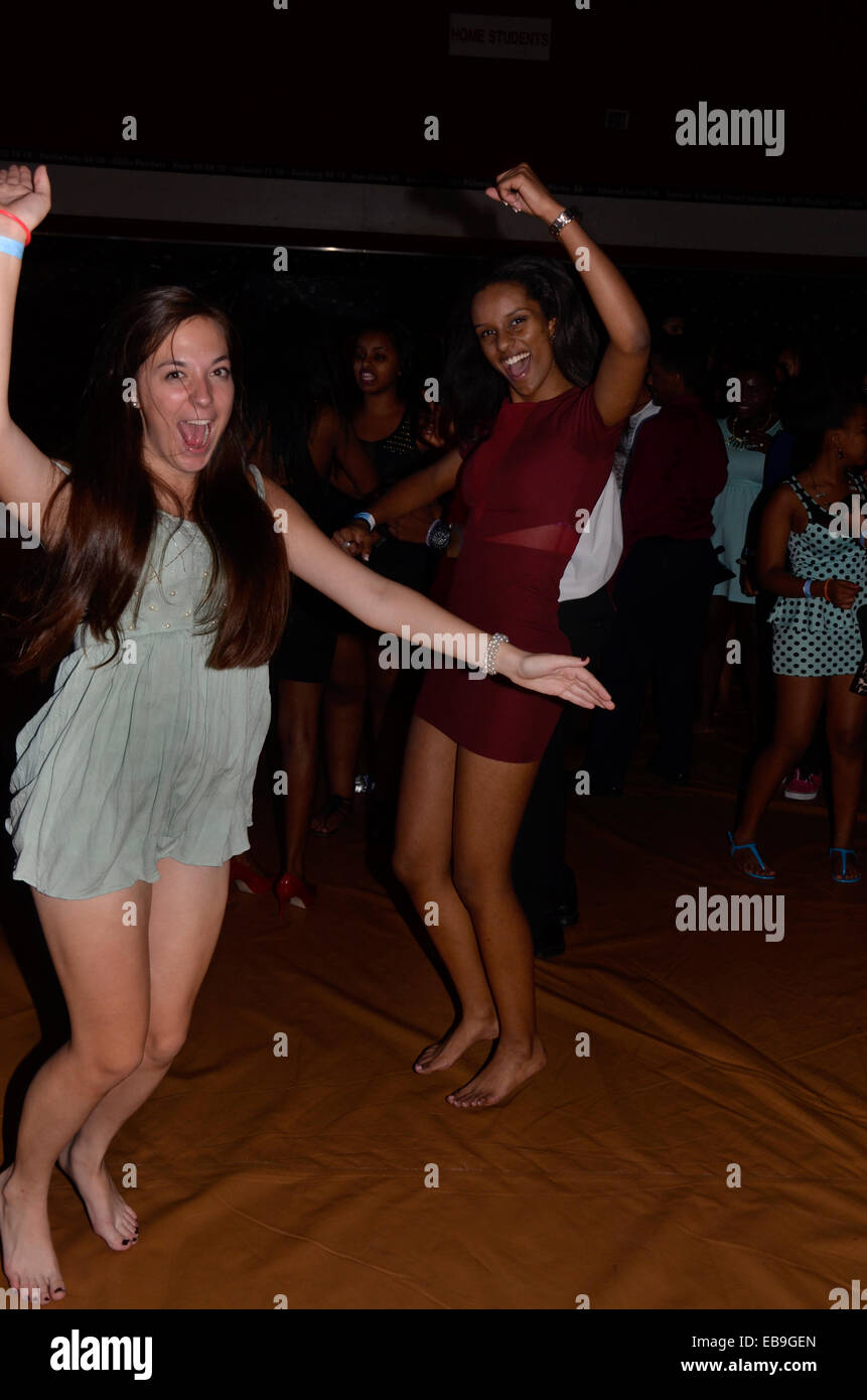 Teens dancing at a high school dance Banque D'Images