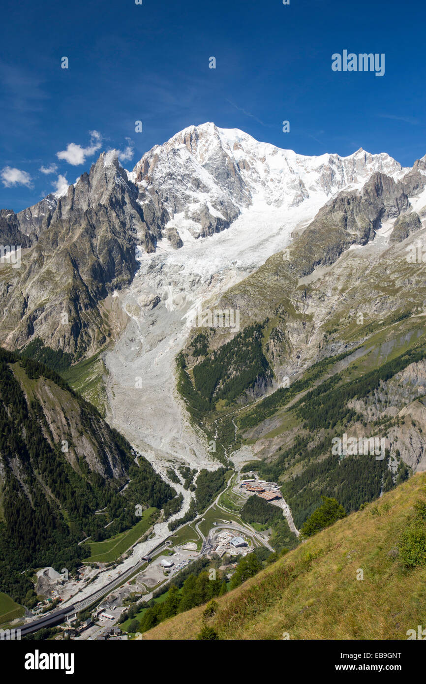Le côté italien entrée du tunnel du mont blanc au-dessus de Courmayeur, Italie, jusqu'à vers le Mont Blanc Banque D'Images