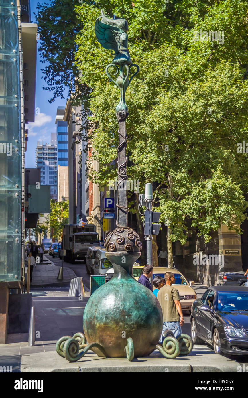 Au-delà de l'océan d'existence Artist : Loretta Quinn sculpture en bronze sur socle de granit, le CN Swanston St Flinders Lane Melbourne Banque D'Images