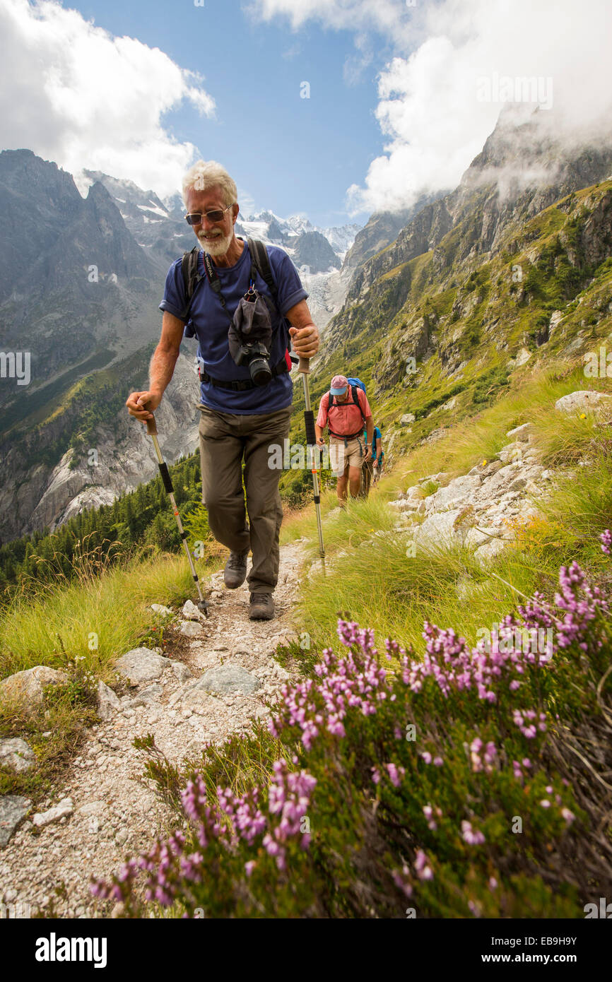 Les marcheurs faisant le tour du Mont blanc ascension vers la Cabanne d'Orny en face du glacier de Saleina reculent rapidement, sur l'Aiguille du Chardonnet au-dessus de Val Ferret dans les Alpes suisses. Banque D'Images