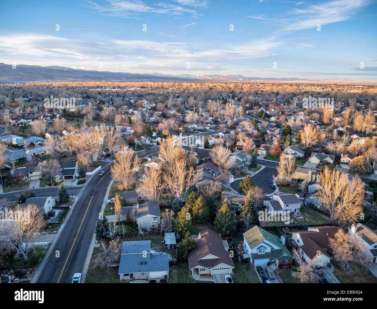 Coucher de soleil sur Colorado Front Range - vue aérienne de la ville de Fort Collins sur une swnowless typiques de l'automne ou hiver jour Banque D'Images