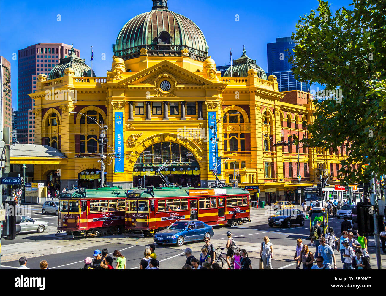 Deux bourgogne patrimoine vert et des tramways sur la boucle de la ville emblématique en face de la gare de Flinders Street, Melbourne, Australie Banque D'Images