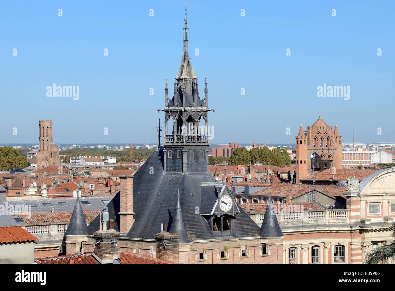 Vue sur les toits et donjon donjon médiéval ou sur la Place du Capitole TOULOUSE Haute-Garonne France Banque D'Images