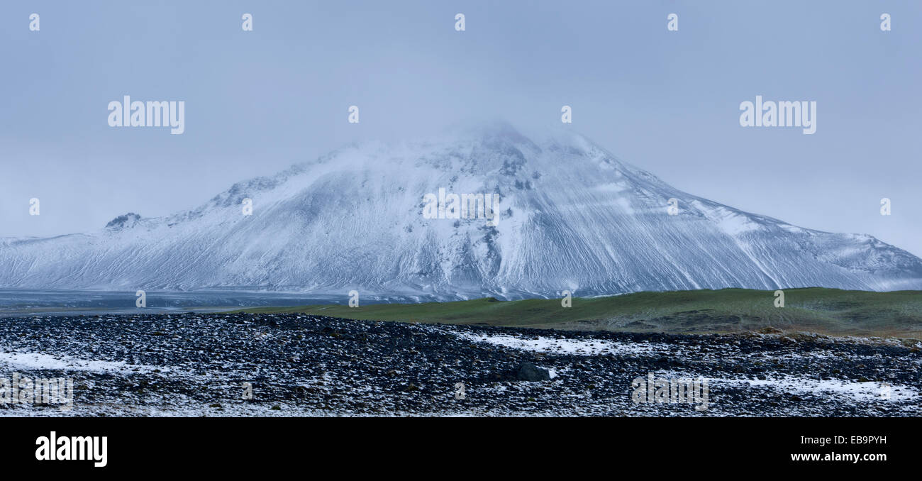 La montagne enneigée sur la route 901, région du Nord-Est, de l'islande Banque D'Images