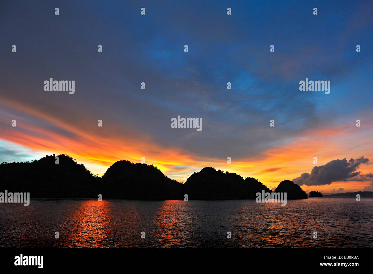 Le coucher du soleil, Raja Ampat, Papouasie occidentale, en Indonésie Banque D'Images