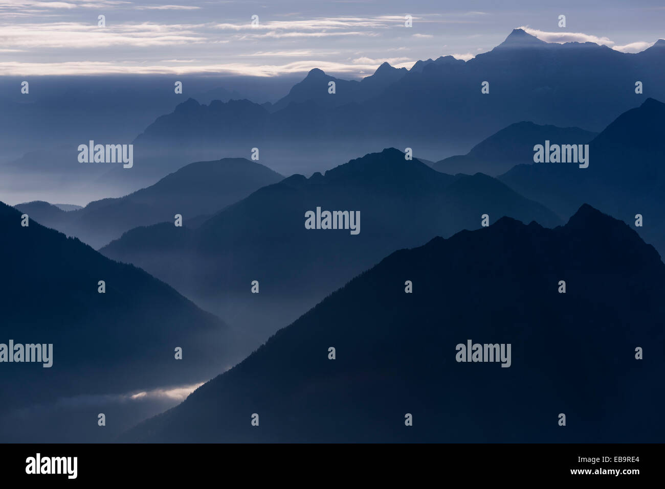 Heure bleue avec des pics de montagne des montagnes Ammer, Mt. À l'arrière de la Zugspitze, Reutte, Loin, Tyrol, Autriche Banque D'Images