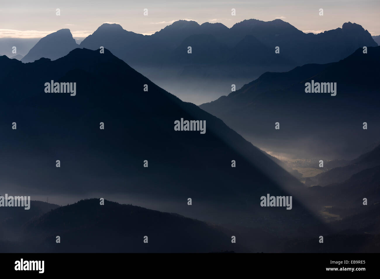 Heure bleue avec des pics de montagne, montagnes Mieming, Reutte, Loin, Tyrol, Autriche Banque D'Images