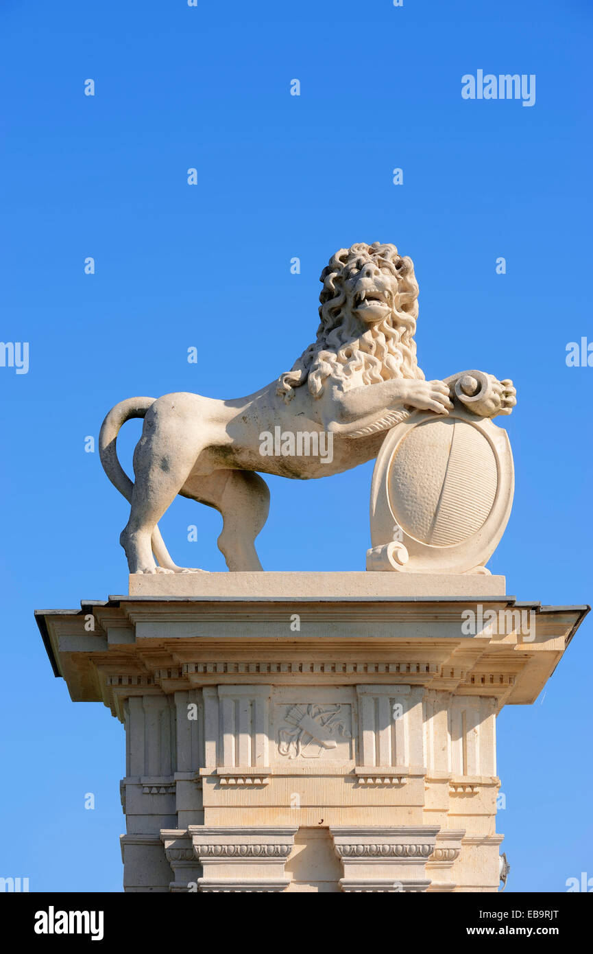 Lion sculpture, Donderberg palace, un château baroque pouvant accueillir Fachhochschule für Finanzen NRW University Banque D'Images