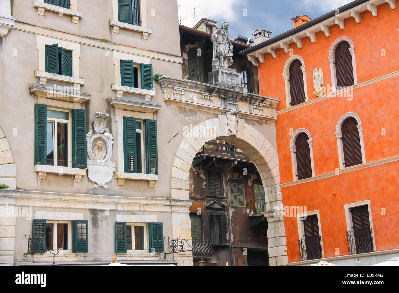 Les bas-reliefs et des statues sur les bâtiments sur la Piazza della Signoria, à Vérone, Italie Banque D'Images