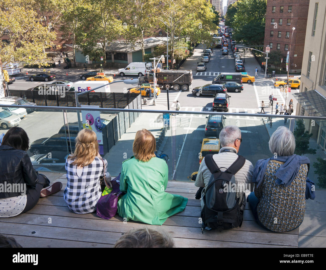 Les gens assis à regarder le monde passer, ligne haute, New York City, USA Banque D'Images