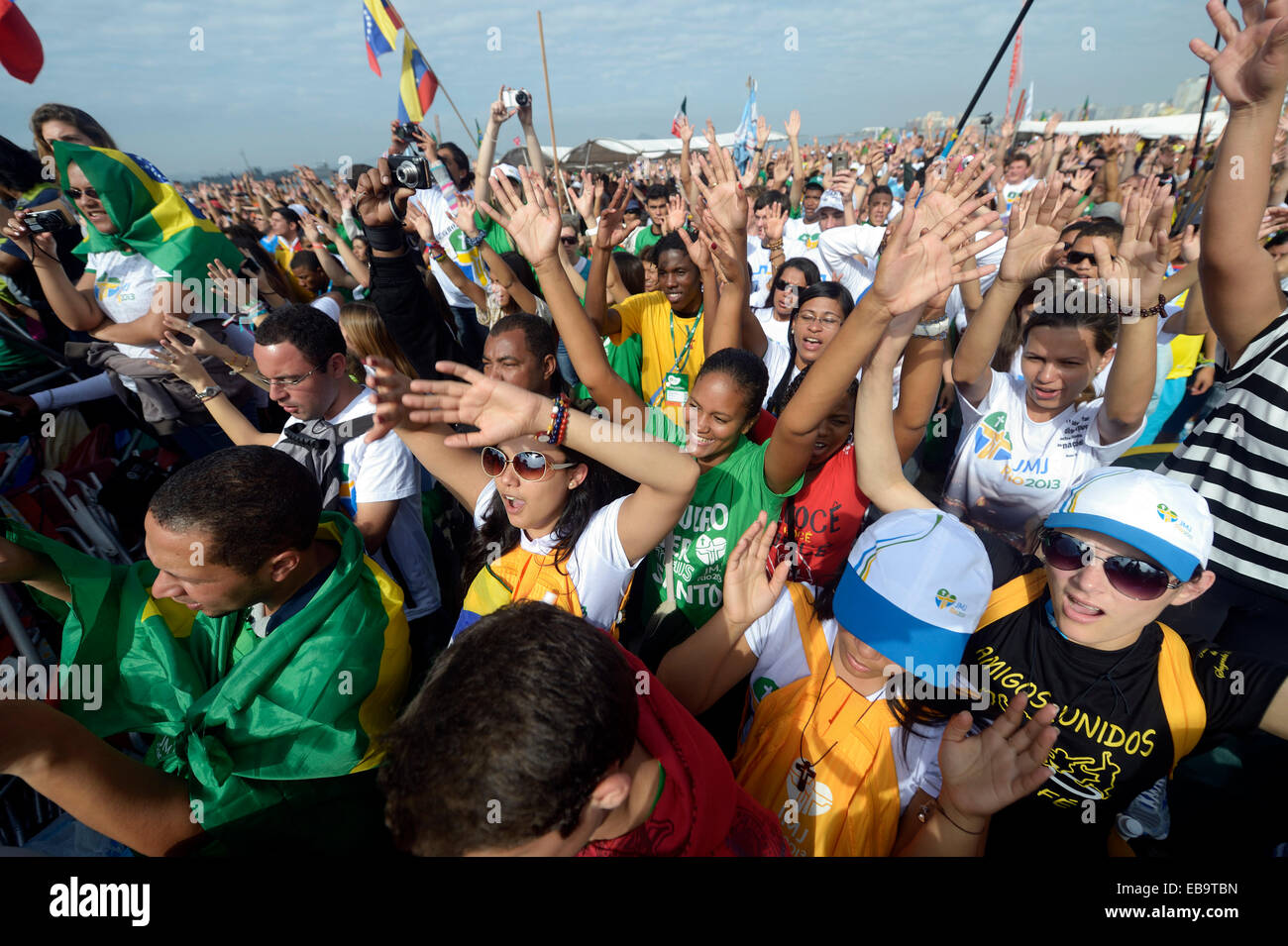 Journée mondiale de la Jeunesse 2013, les jeunes pèlerins pour acclamer le Pape François, Copacabana, Rio de Janeiro, Rio de Janeiro, Brésil de l'État Banque D'Images