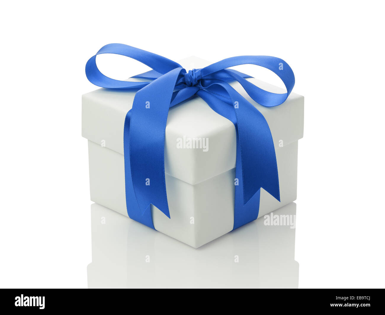 Boîte cadeau blanche avec blue ribbon bow, isolated on white Banque D'Images