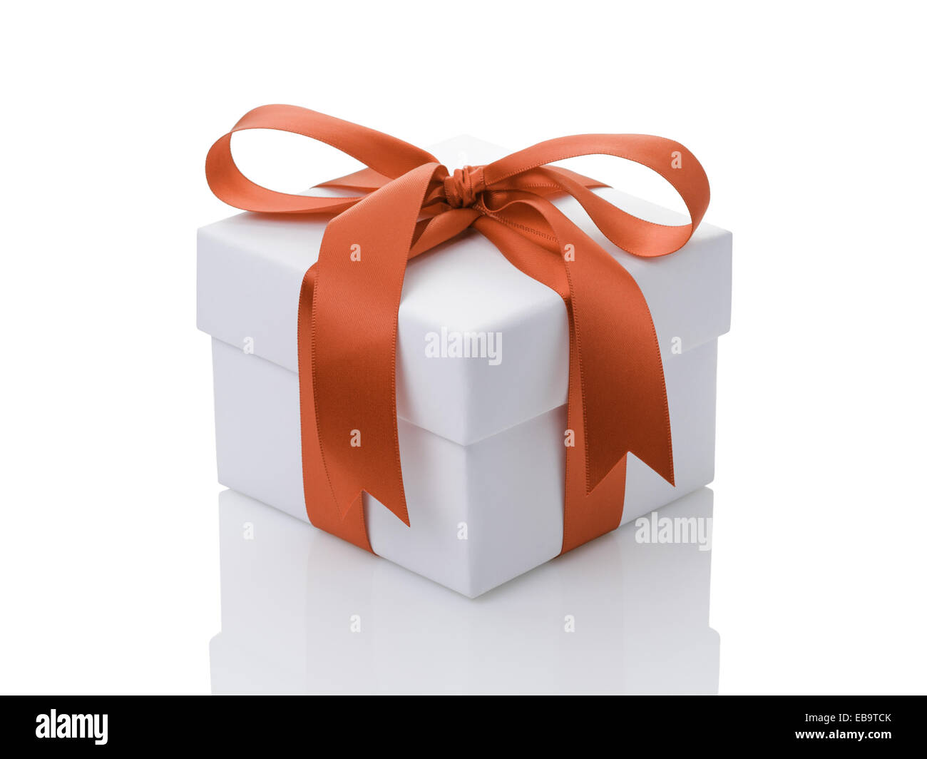 Boîte cadeau blanche avec orange ribbon bow, isolated on white Banque D'Images