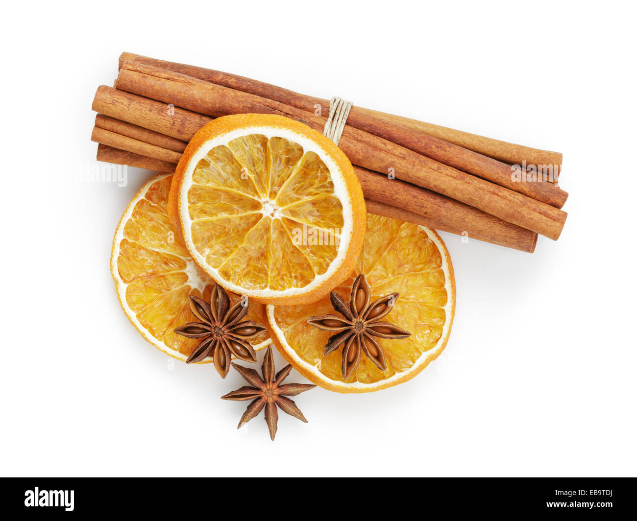 Les oranges séchées avec cannelle et anis, isolé sur fond blanc Banque D'Images