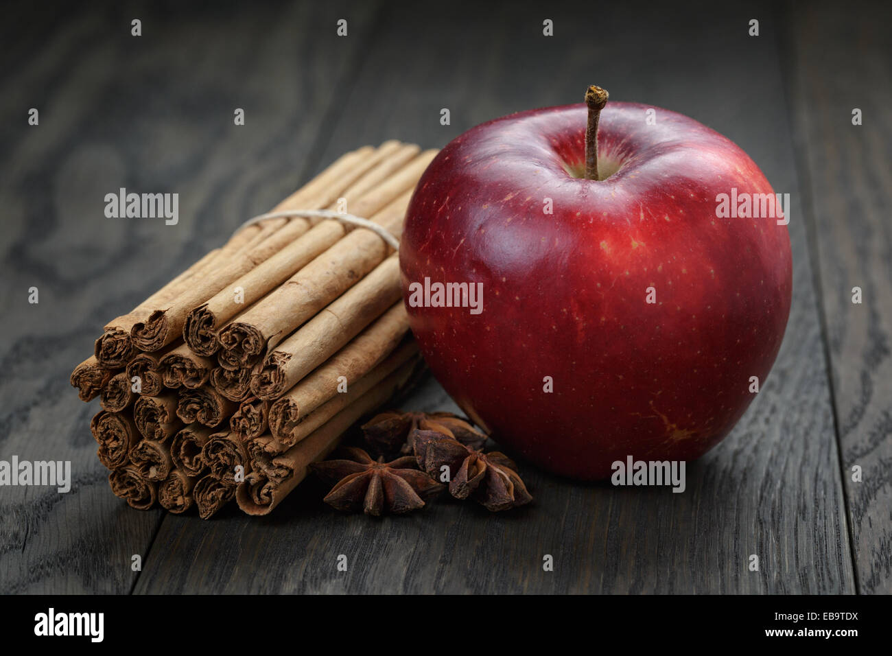 Rouge mûre pomme et cannelle, sur la vieille table en chêne Banque D'Images