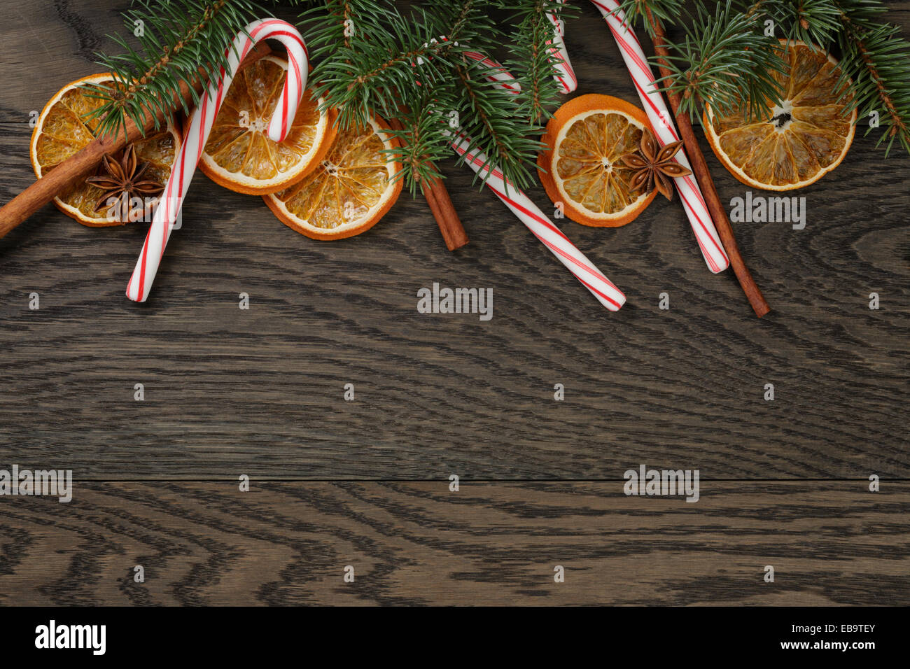 Décorations de Noël sur la vieille table en chêne rustique, historique Banque D'Images